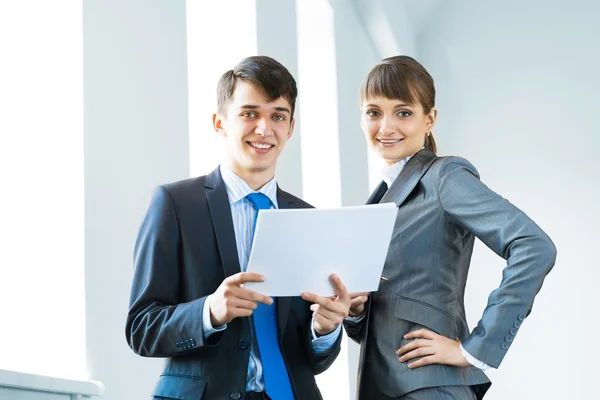 Två affärspartners diskutera rapporter — Stockfoto