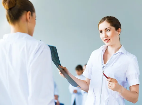 Médico conversando com um colega — Fotografia de Stock