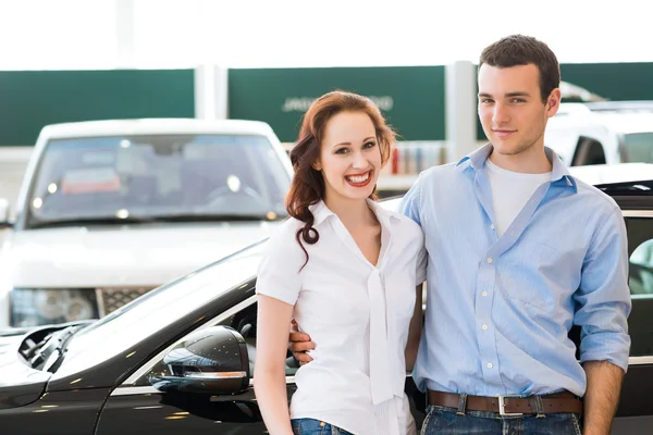 Jovem casal no showroom — Fotografia de Stock