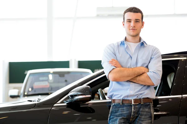 Homme debout près d'une voiture — Photo