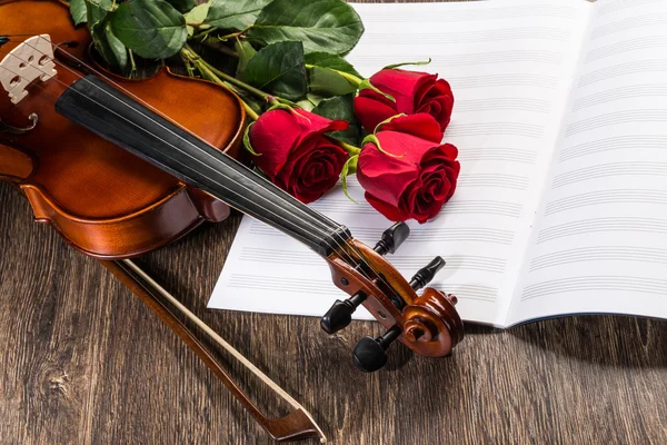 小提琴、 玫瑰和音乐书籍 — 图库照片