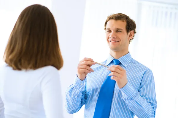 Jovem empresário fazendo entrevistas — Fotografia de Stock