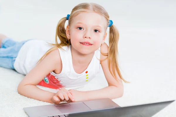 Mooi meisje werken op een laptop — Stockfoto