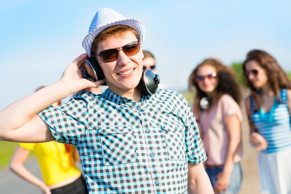 Jeune homme en lunettes de soleil — Photo