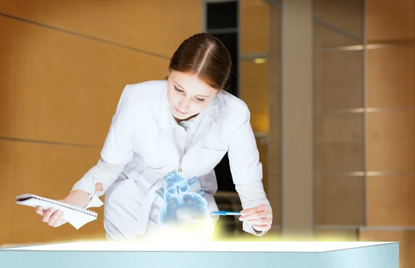 Young woman doing research — Stock Photo, Image