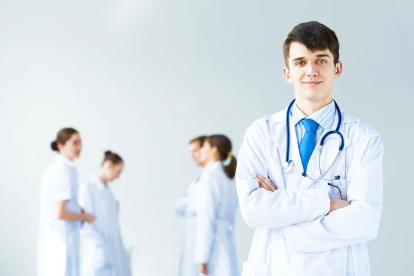 Retrato de bem sucedido jovem médico — Fotografia de Stock