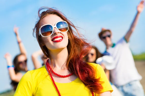 Jeune femme élégante avec des lunettes de soleil — Photo