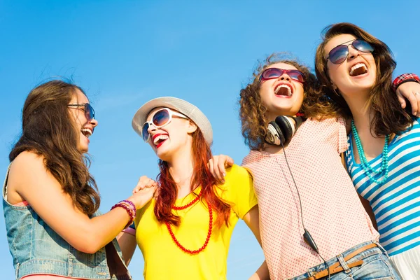 Grupp ungdomar som bär solglasögon och hatt — Stockfoto