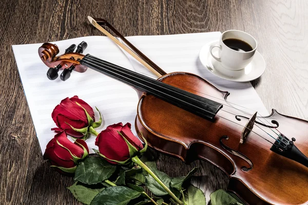 Libros de violín, rosa, café y música — Foto de Stock