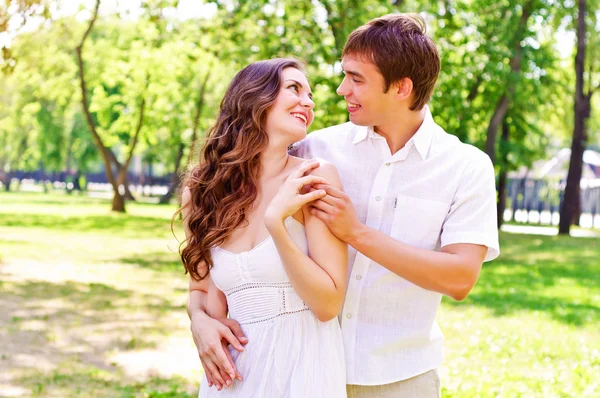 Casal no parque — Fotografia de Stock