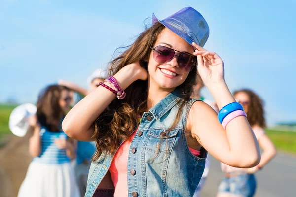 Jeune femme élégante avec des lunettes de soleil — Photo