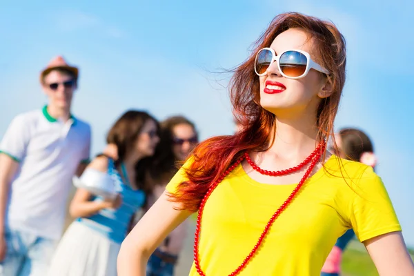 Stylische junge Frau mit Sonnenbrille — Stockfoto