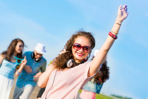 Junge Frau mit Kopfhörern — Stockfoto