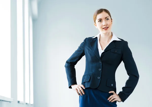 Junge moderne Geschäftsfrau — Stockfoto