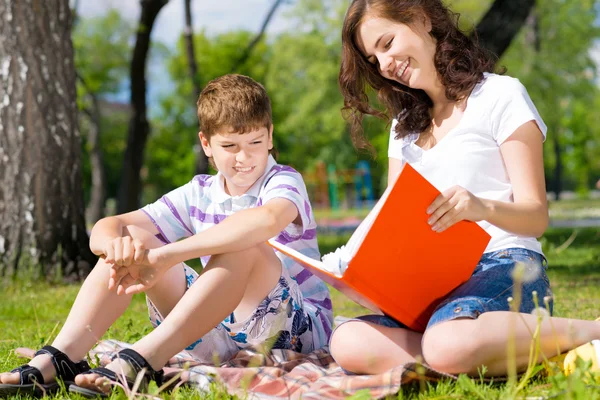 Reading a book together — Stock Photo, Image