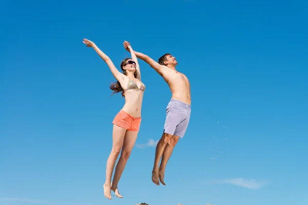 Couple jumping together — Stock Photo, Image