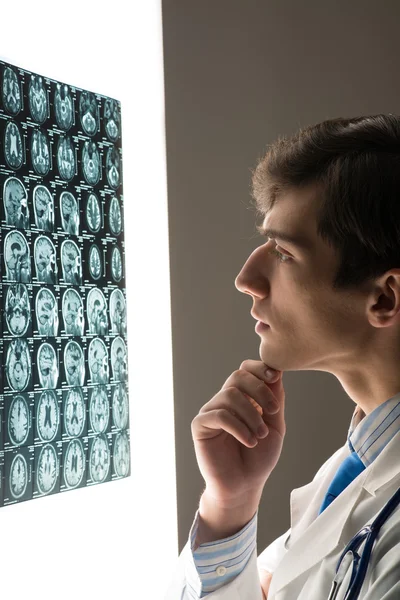 Male doctor looking at the x-ray image — Stock Photo, Image