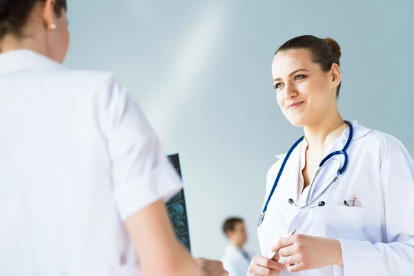 Doctor talking with a colleague — Stock Photo, Image