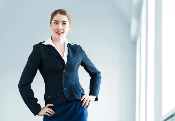 Junge moderne Geschäftsfrau — Stockfoto