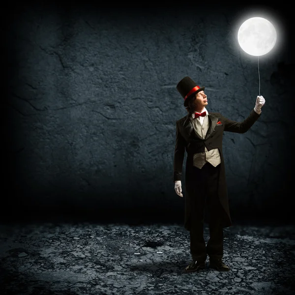 Trollkarl håller månen på ett snöre — Stockfoto