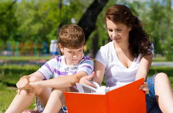 Reading a book together — Stock Photo, Image