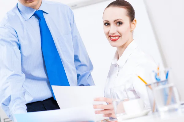 Colleagues discuss the reports — Stock Photo, Image