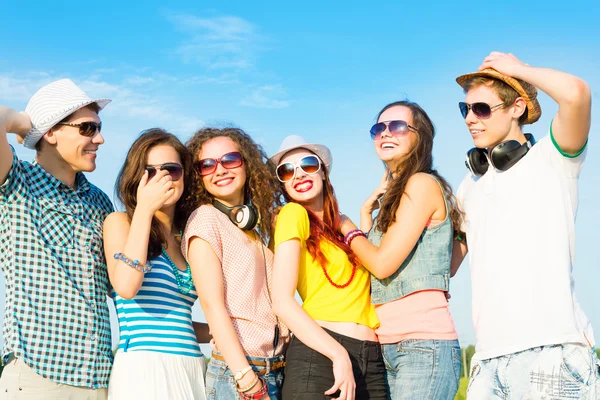 Group of young people wearing sunglasses and hat — Stok fotoğraf