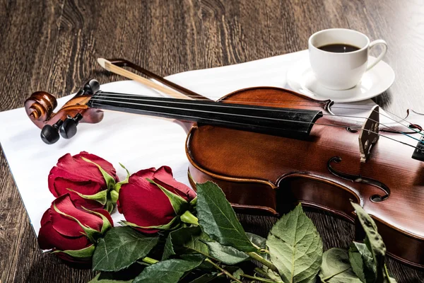 Livres de violon, rose, café et musique — Photo