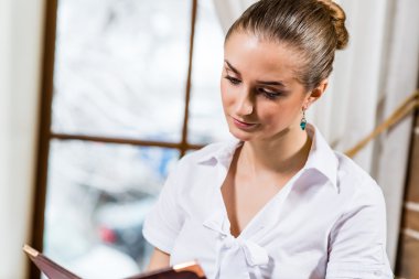 restoranda güzel bir Bayan portresi