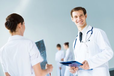 bir meslektaşım ile konuşan doktor