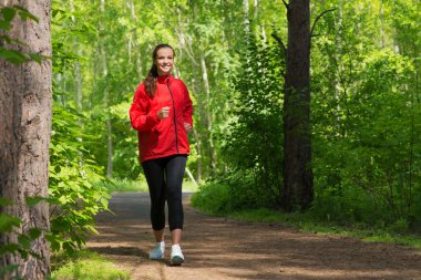 çalışan, sağlıklı, genç kadın atlet