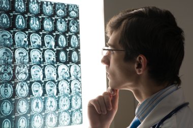 erkek Doktor Röntgen görüntü olarak arıyor