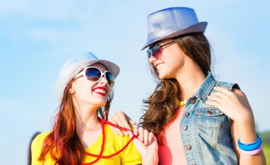dos jóvenes amigas divirtiéndoseiki genç kız eğleniyor