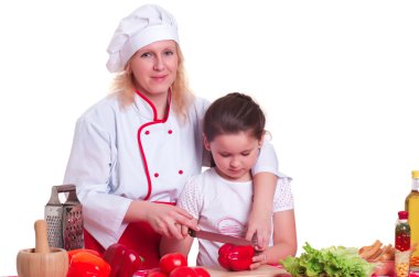 Anne ve kızı yemek pişirme