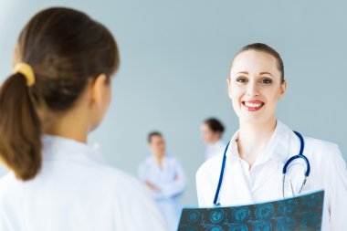 bir meslektaşım ile konuşan doktor