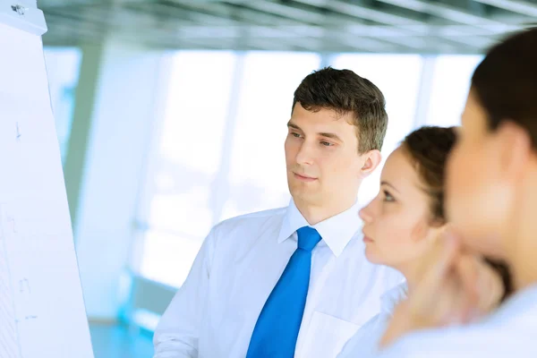 Businessmen are meeting near the flipchart — Stock Photo, Image