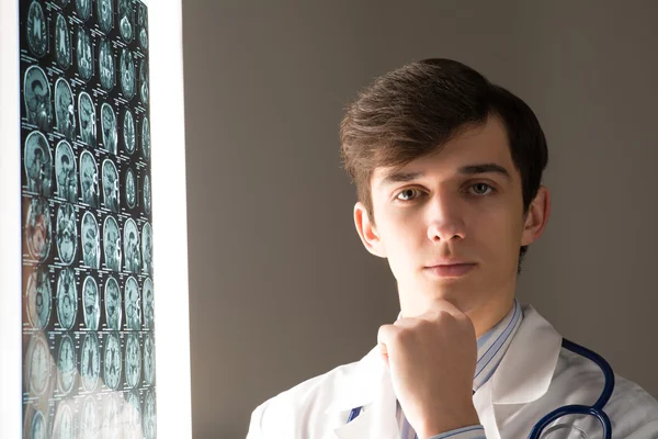 Male doctor looking at the x-ray image — Stock Photo, Image