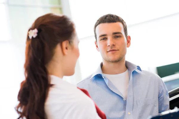 Consultor en el showroom y el comprador — Foto de Stock