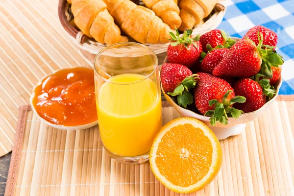Frühes Frühstück, Saft, Croissants und Marmelade — Stockfoto