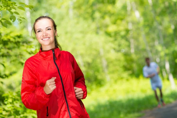 Jeune athlète féminine en bonne santé courir — Photo