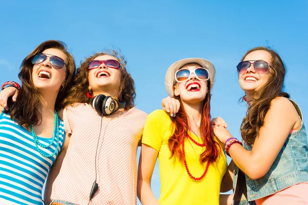 Grupo de jovens que usam óculos de sol e chapéu — Fotografia de Stock