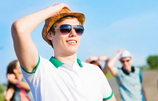 Jeune homme en lunettes de soleil — Photo