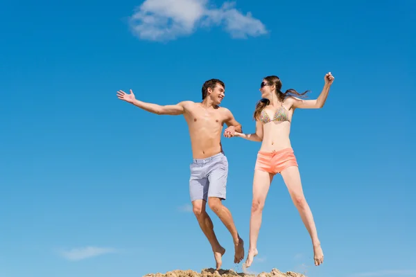 Пара прыгающих вместе — стоковое фото
