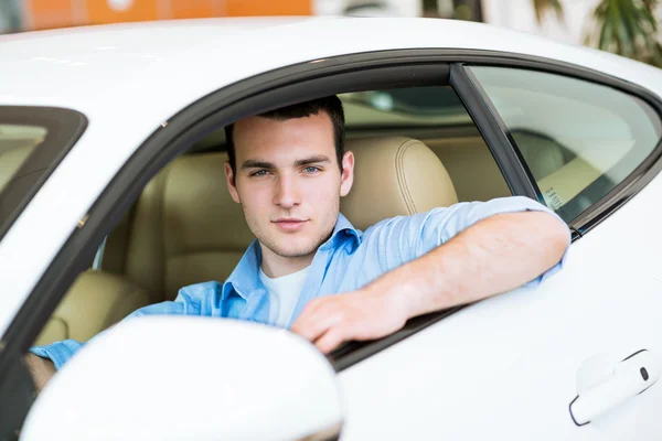 Portret van een man in een auto — Stockfoto