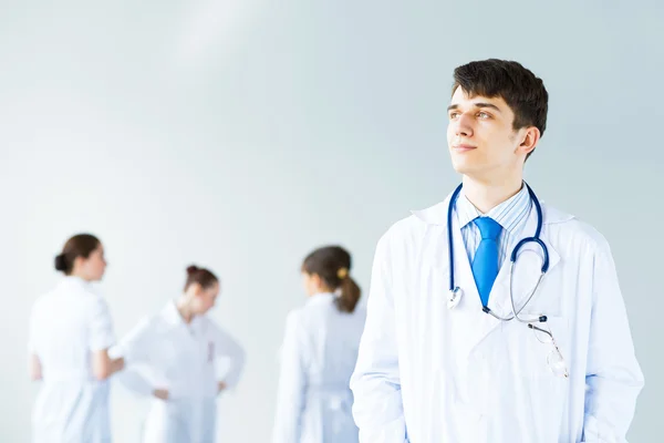 Retrato de bem sucedido jovem médico — Fotografia de Stock