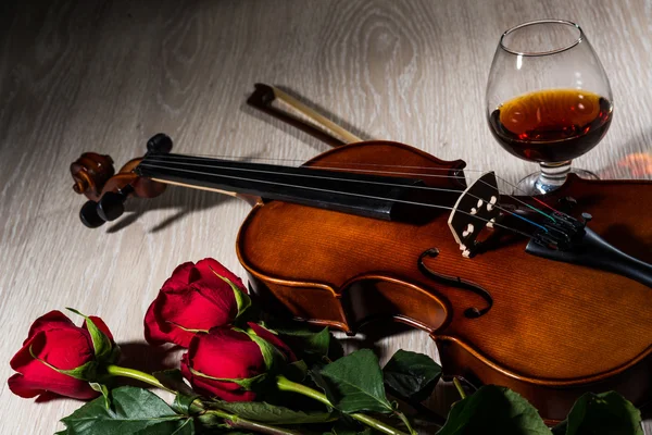 Violino, rosa, taça de champanhe e livros de música — Fotografia de Stock