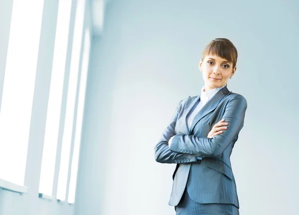 Junge moderne Geschäftsfrau — Stockfoto