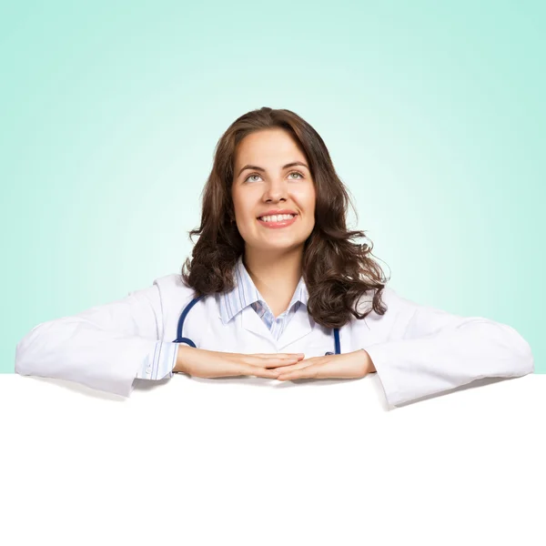 白紙の横断幕を持つ若い女性医師 — ストック写真