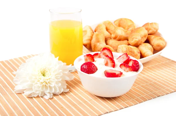 Café da manhã com bagas, suco de laranja e croissant — Fotografia de Stock