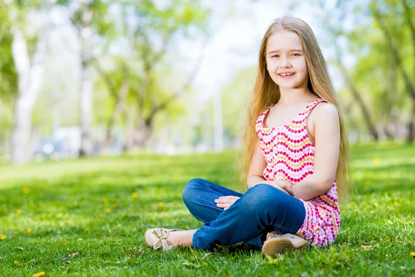 Πορτρέτο του ένα χαμογελαστό κορίτσι σε ένα πάρκο — Φωτογραφία Αρχείου